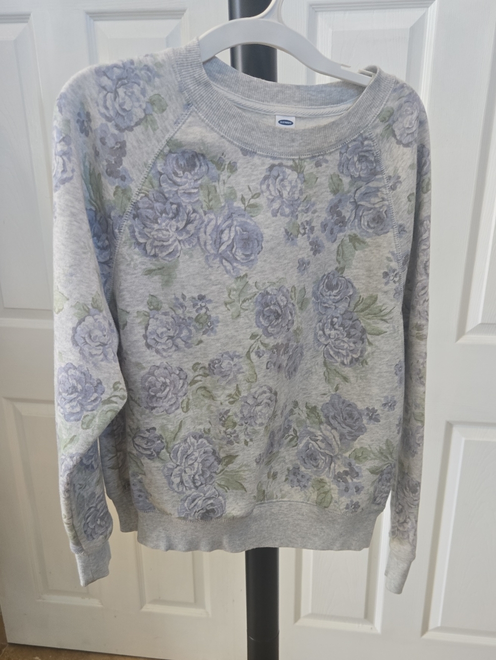 2000's Floral Crewneck Sweatshirt - Light Gray with Blue Roses
